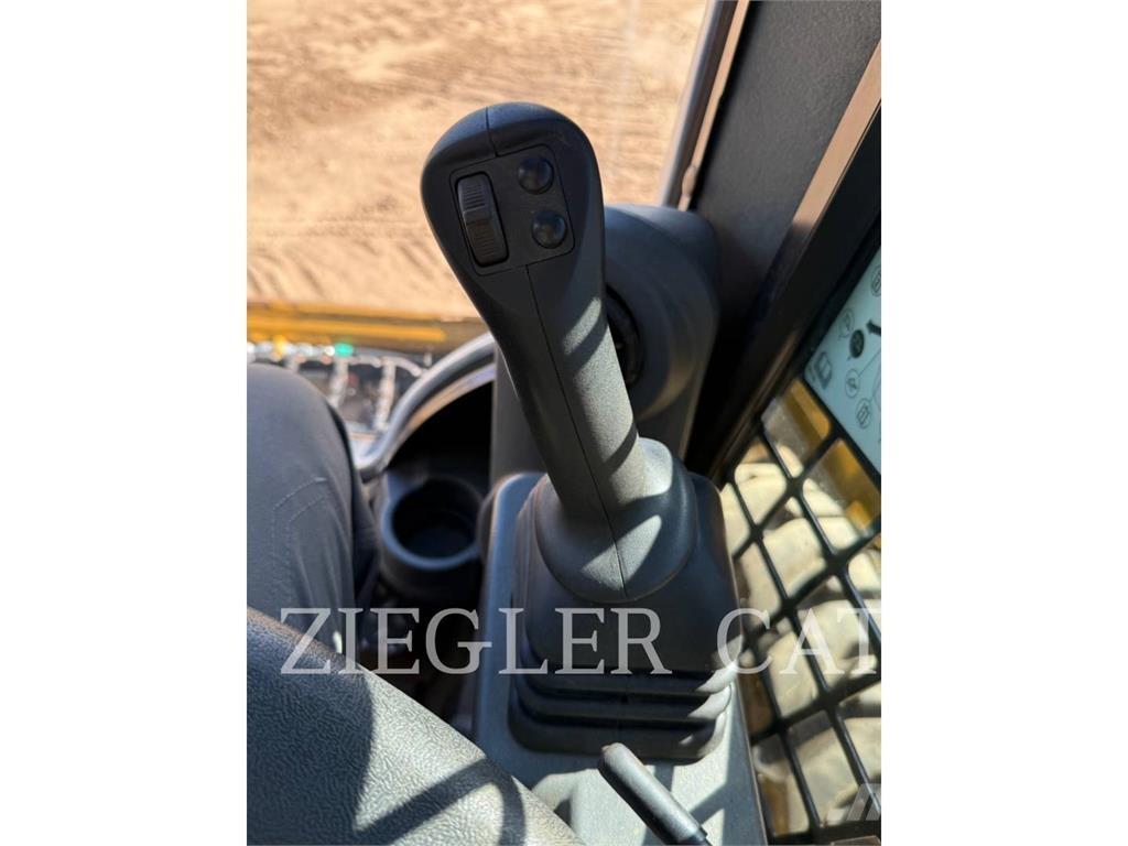 CAT 242D3  스키드로더