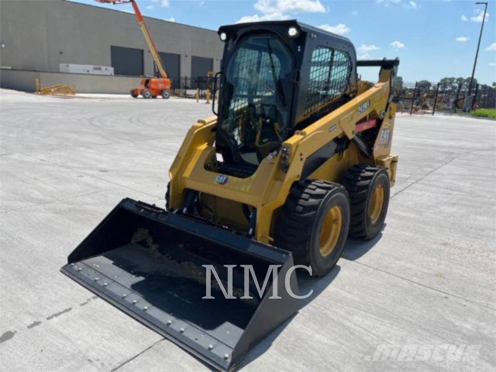 CAT 242D3  스키드로더