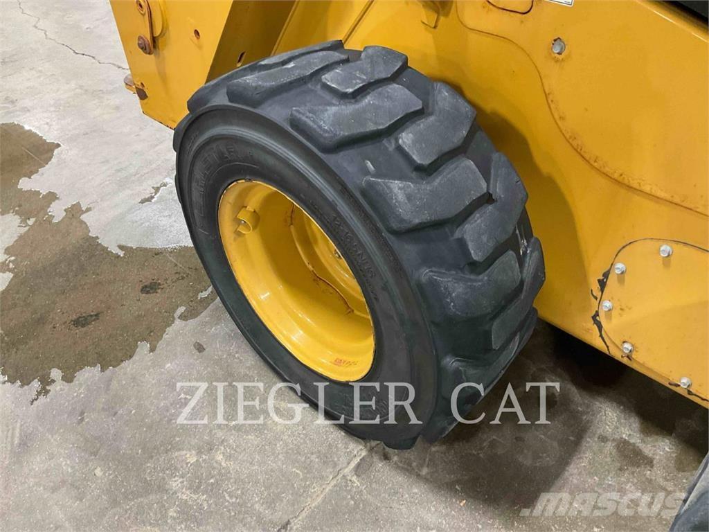 CAT 242D3  스키드로더