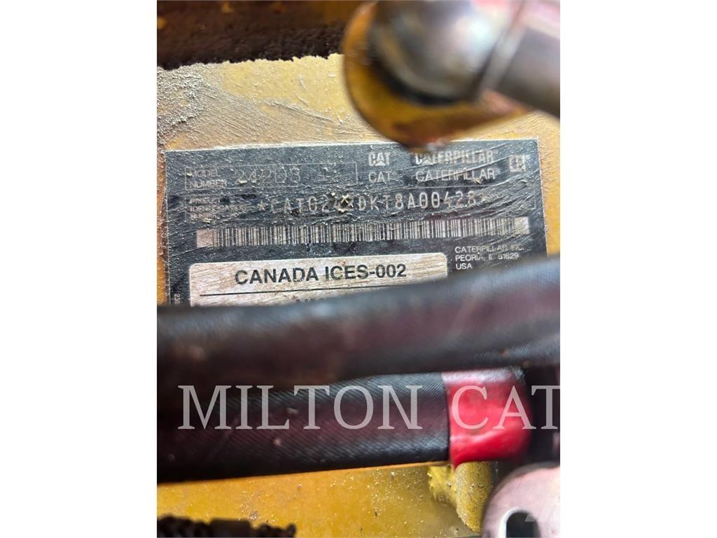 CAT 242D3  스키드로더