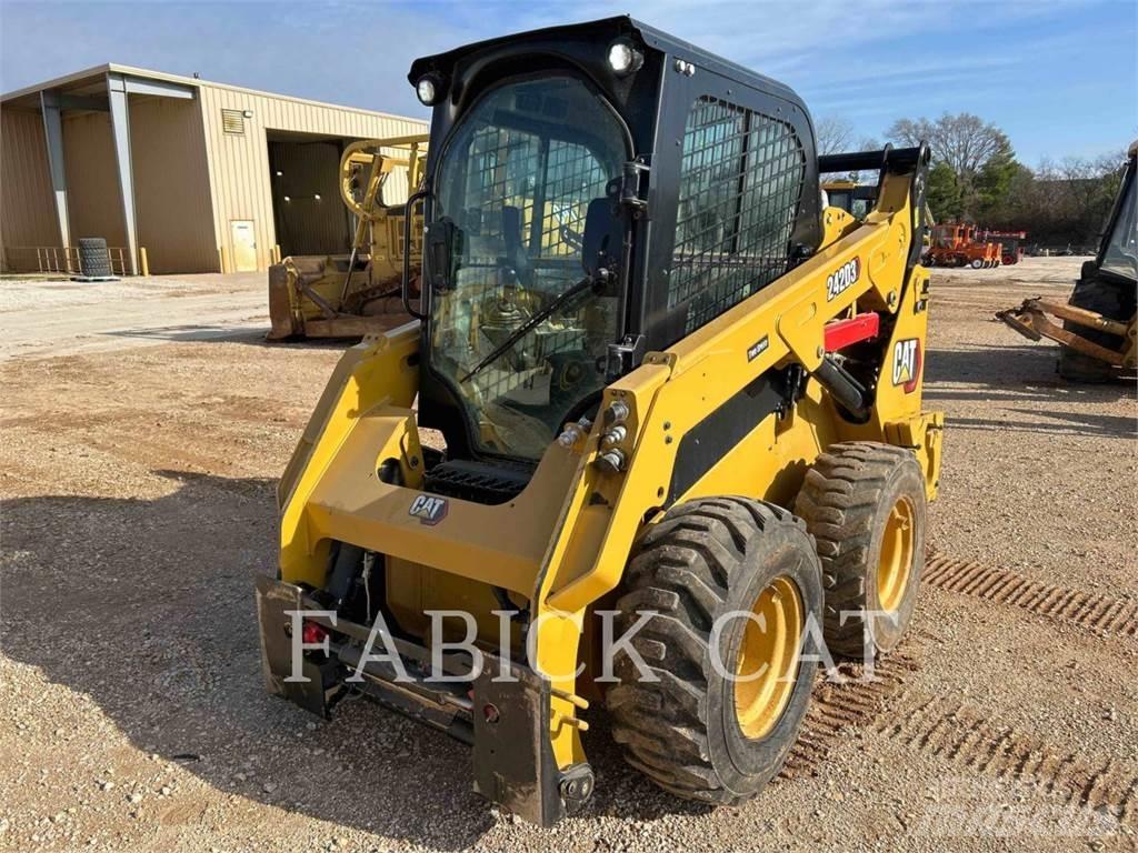 CAT 242D3 C3H2  스키드로더