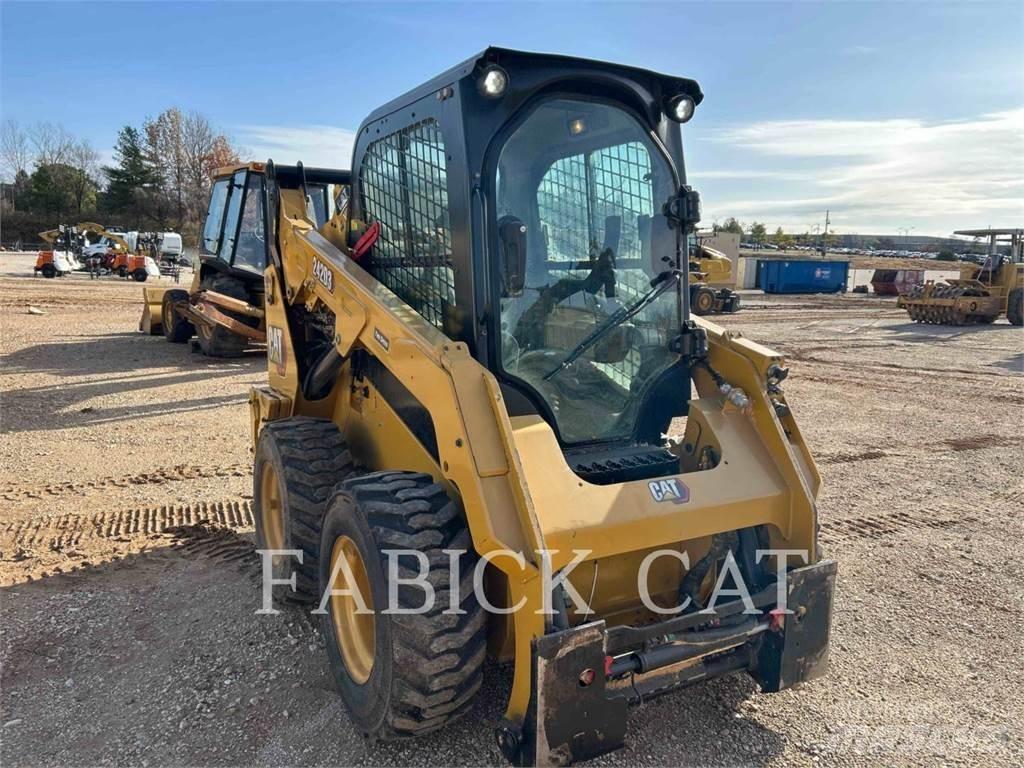 CAT 242D3 C3H2  스키드로더