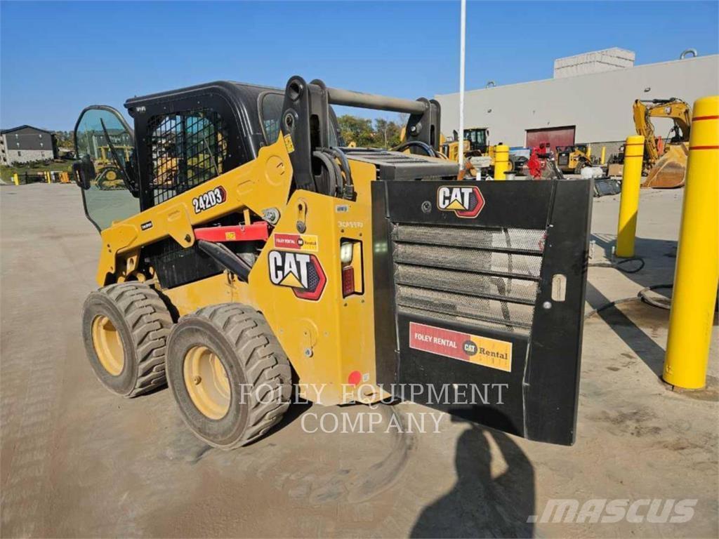 CAT 242D3STD2C  스키드로더