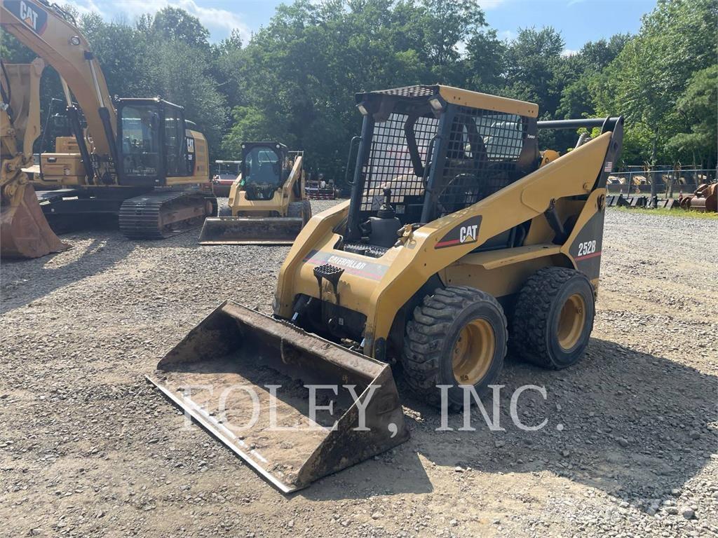 CAT 252B  스키드로더
