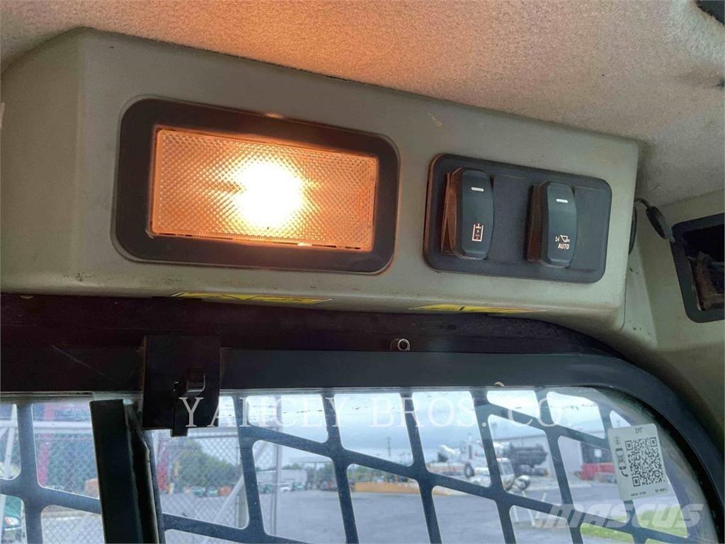 CAT 262D3  스키드로더
