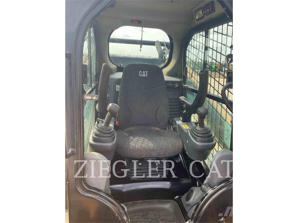CAT 272D2  스키드로더