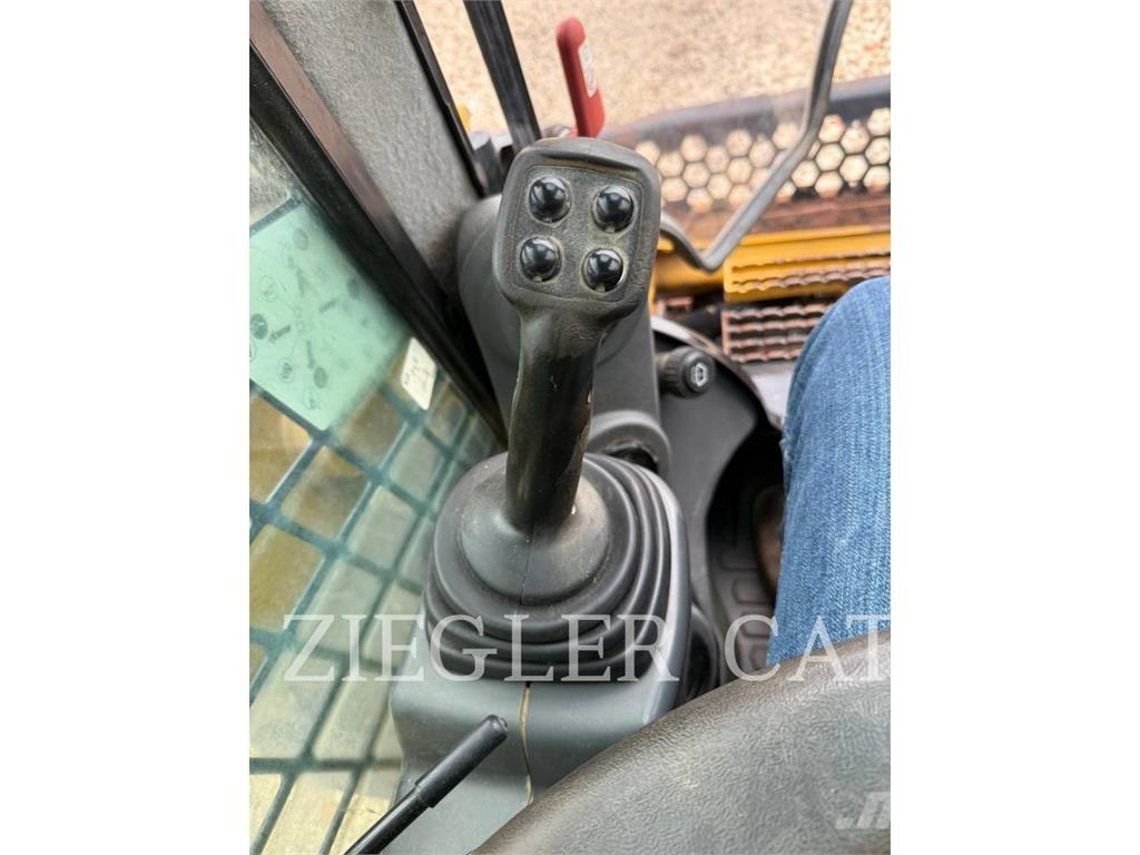 CAT 272D2  스키드로더