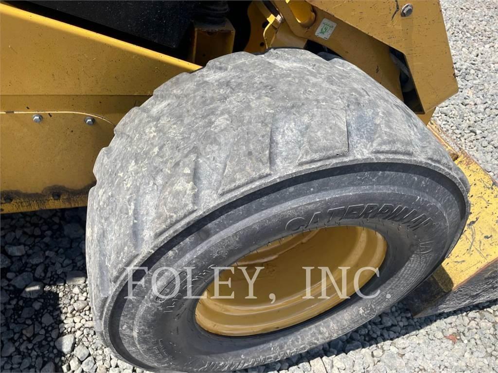 CAT 272D2XHP  스키드로더