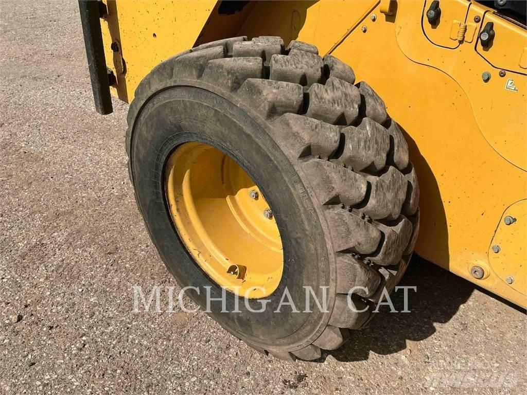 CAT 272D2XHP AQ  스키드로더