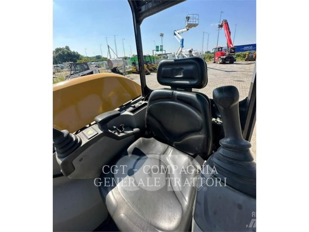 CAT 302.7DCR 대형 굴삭기 29톤 이상