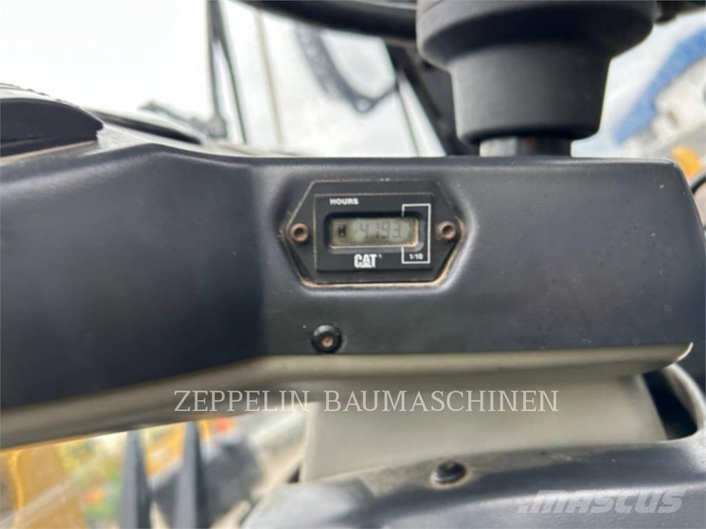 CAT 902  휠로우더