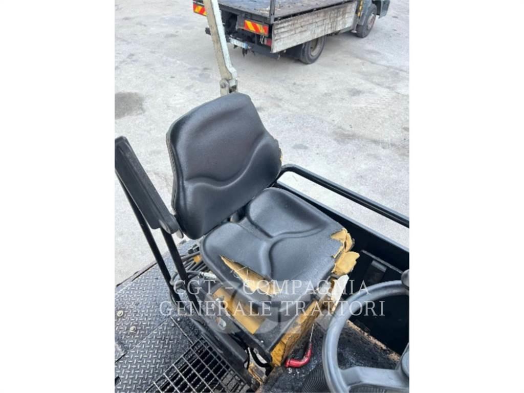 CAT AP300 아스팔트 포장장비