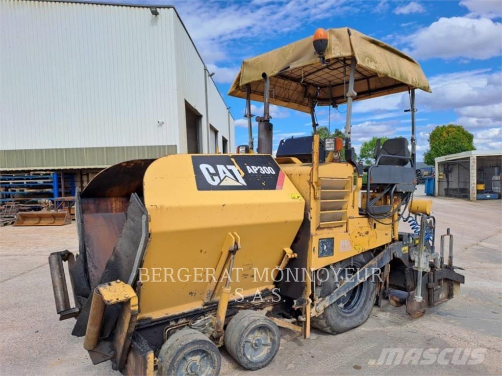 CAT AP300 아스팔트 포장장비