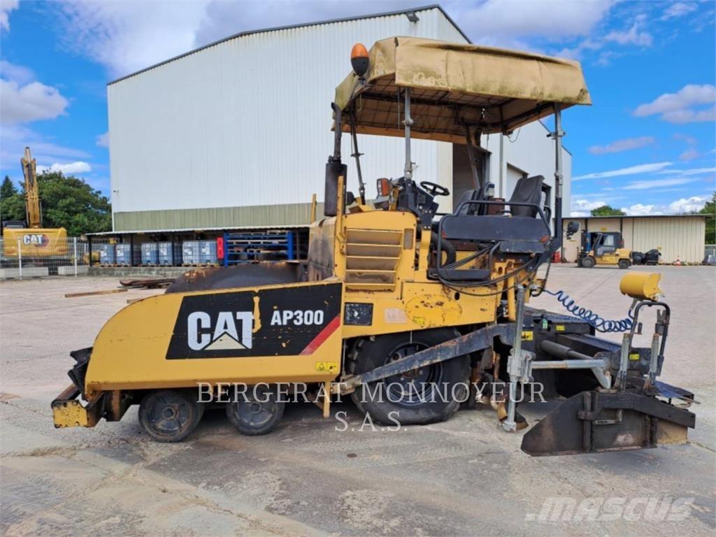 CAT AP300 아스팔트 포장장비