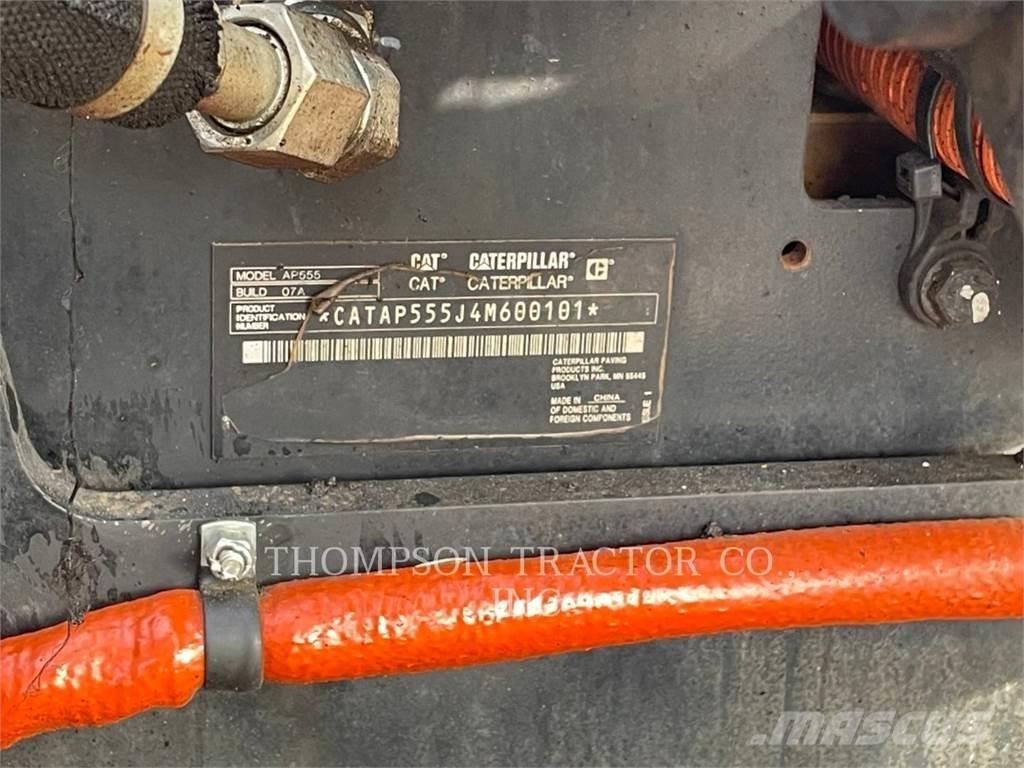 CAT AP555 아스팔트 포장장비