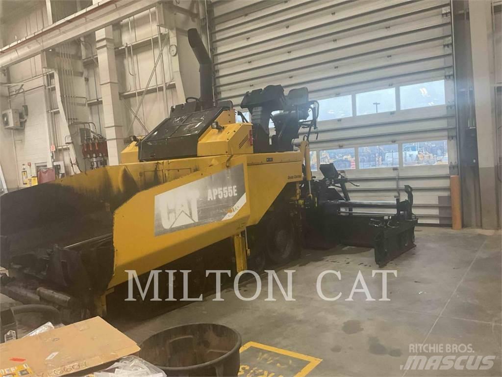 CAT AP555E 아스팔트 포장장비
