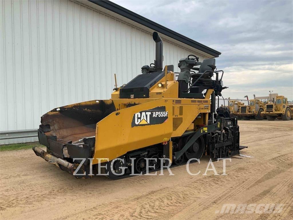 CAT AP555F 아스팔트 포장장비
