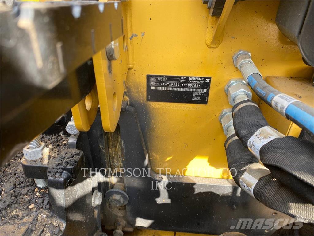 CAT AP555F 아스팔트 포장장비