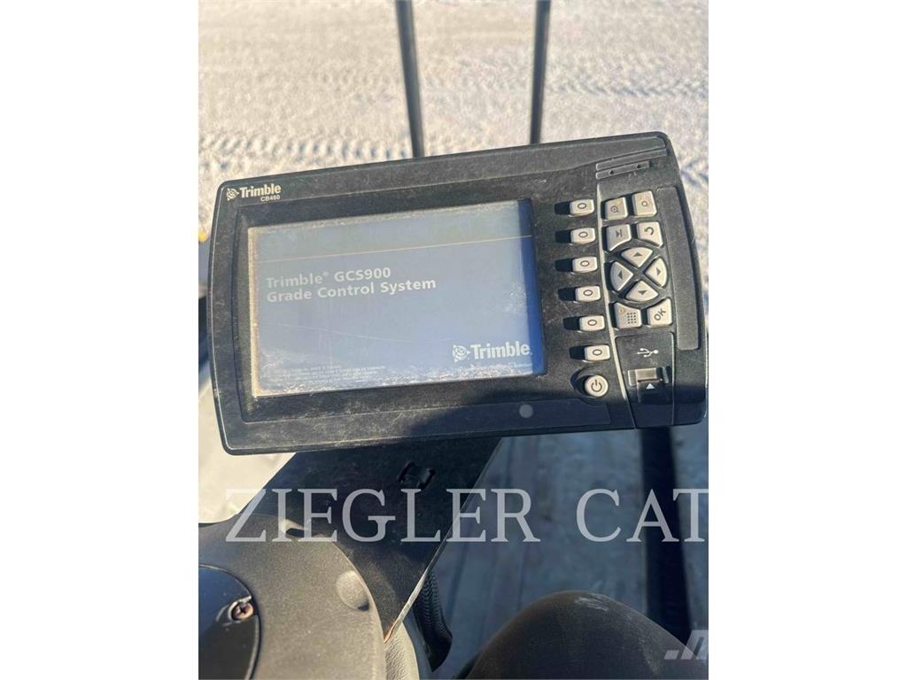 CAT CB15 토양 다짐기
