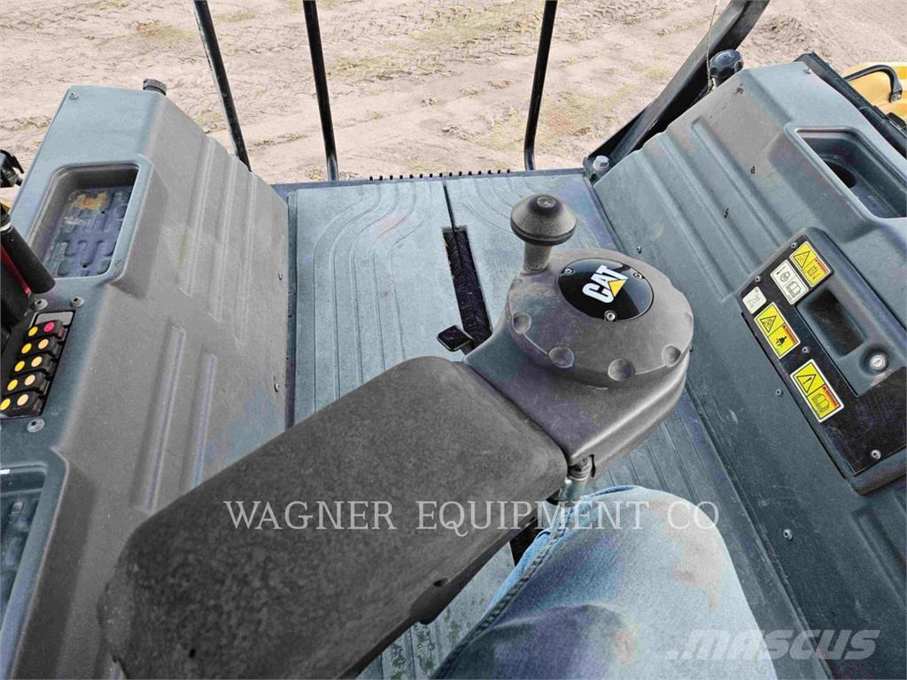 CAT CB16 아스팔트 포장장비