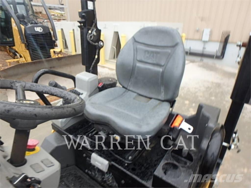 CAT CB2.7 토양 다짐기