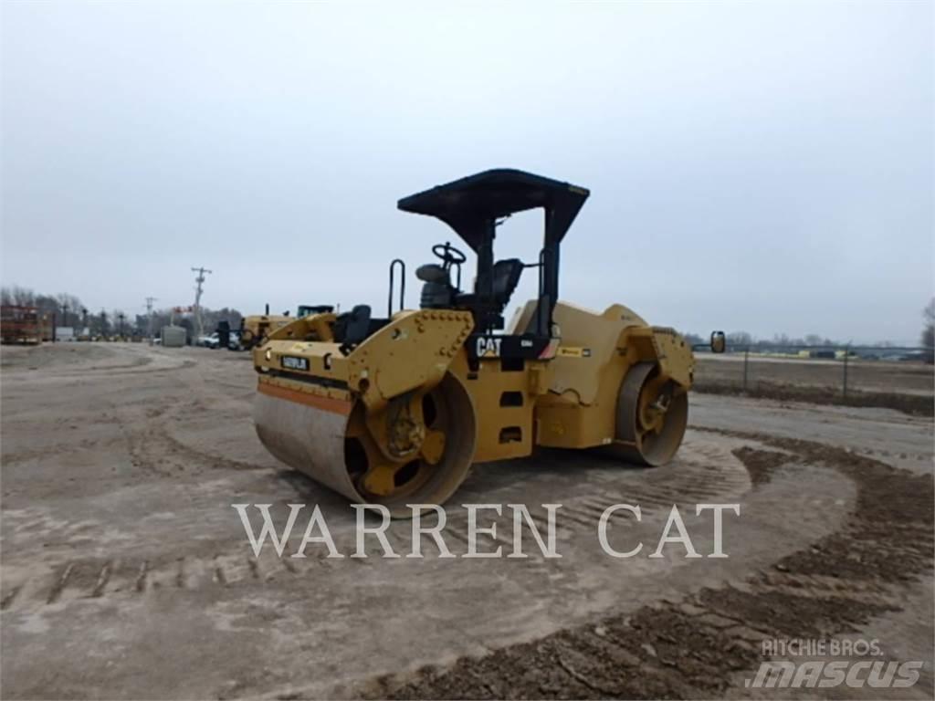 CAT CB64 아스팔트 포장장비