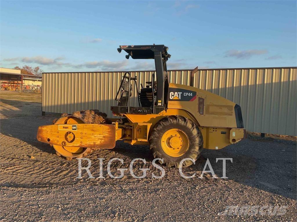 CAT CP44 토양 다짐기