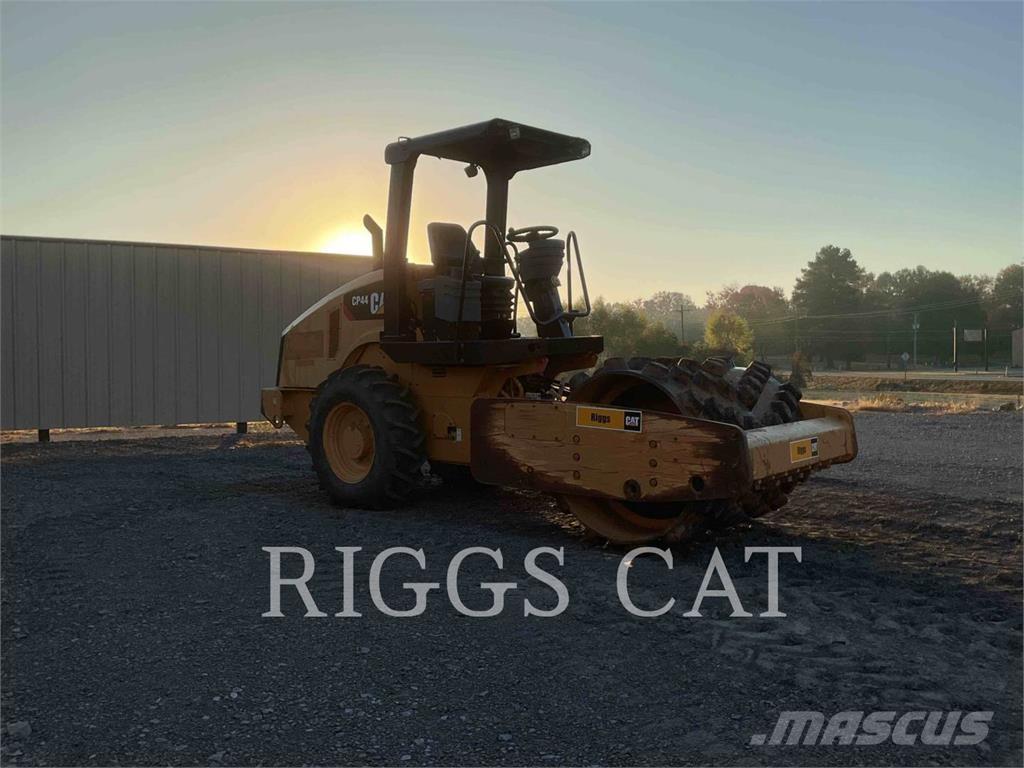 CAT CP44 토양 다짐기