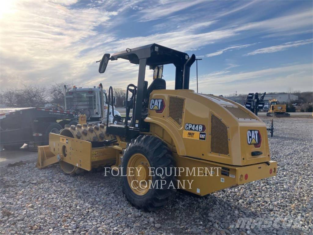 CAT CP44B 토양 다짐기