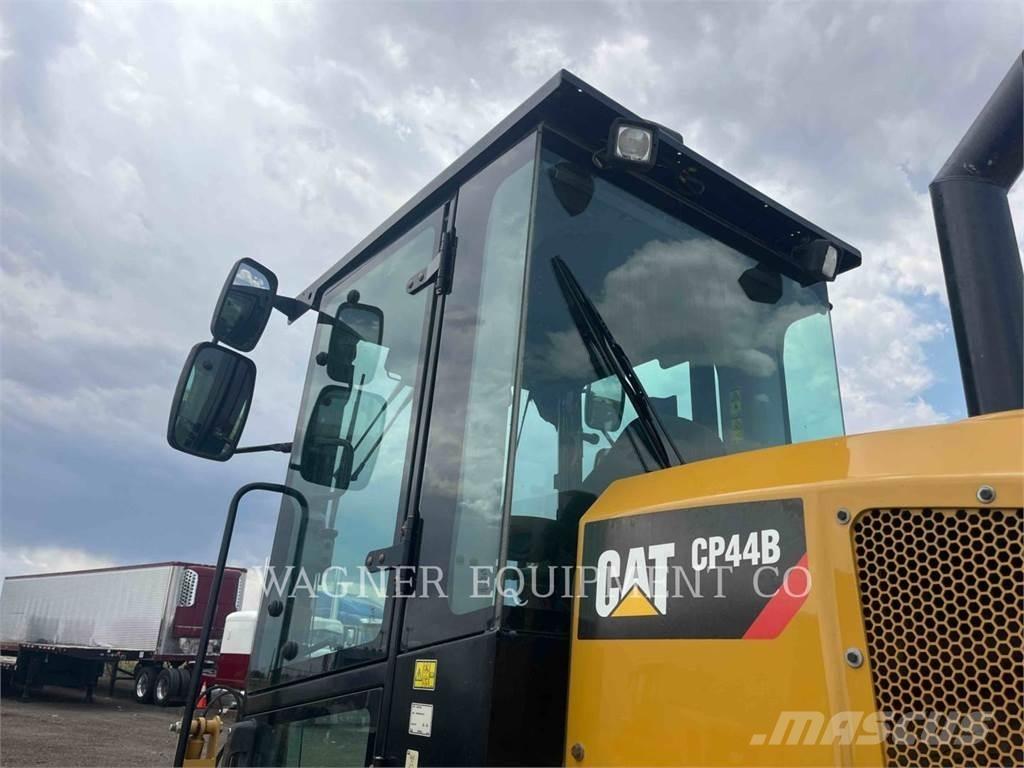 CAT CP44B 토양 다짐기