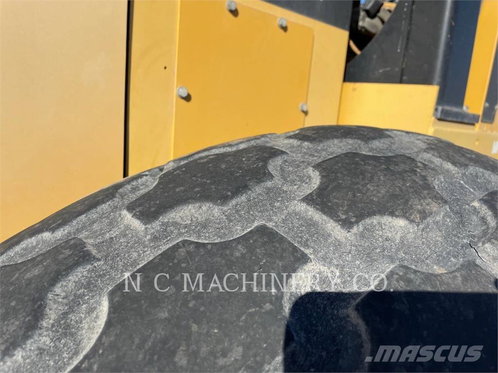 CAT CS54 아스팔트 포장장비