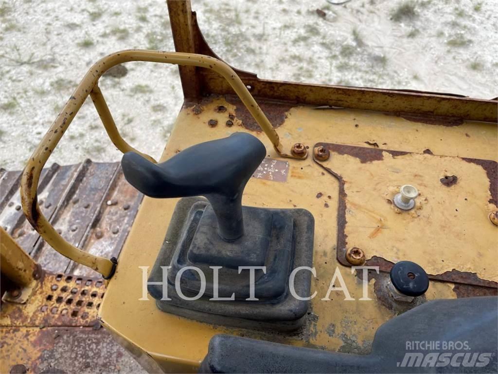 CAT D5M 크롤러 도저