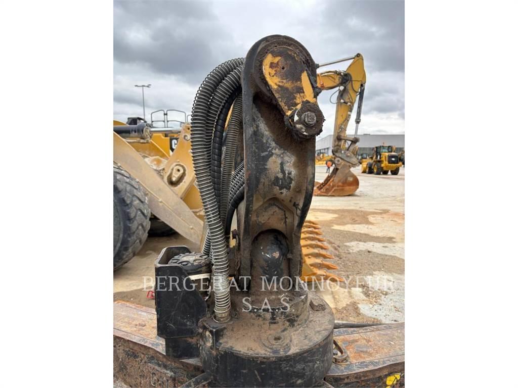 CAT MH3024-1  휠 굴삭기