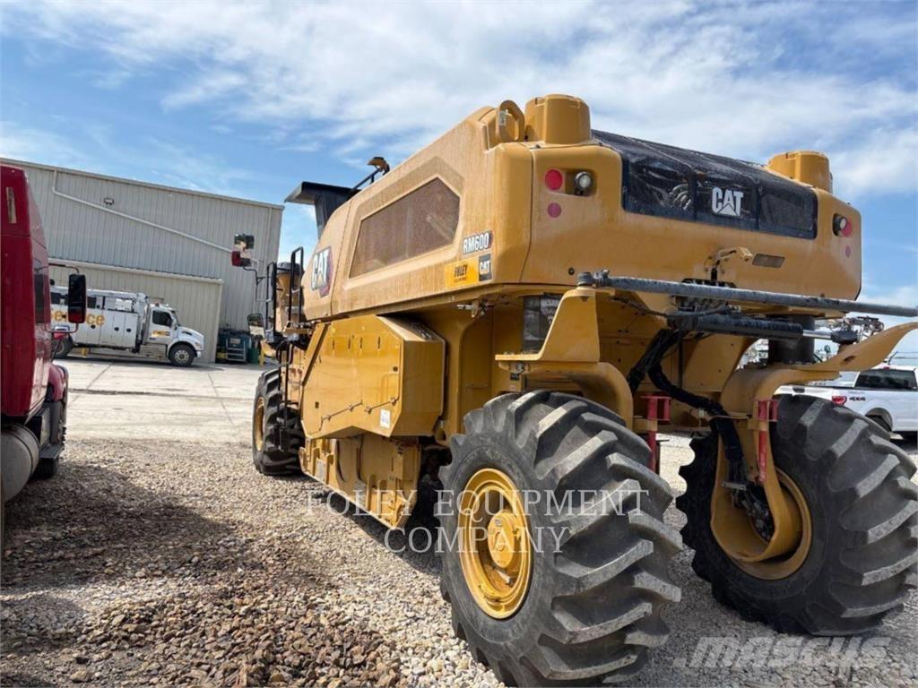 CAT RM600-01 아스팔트 포장장비