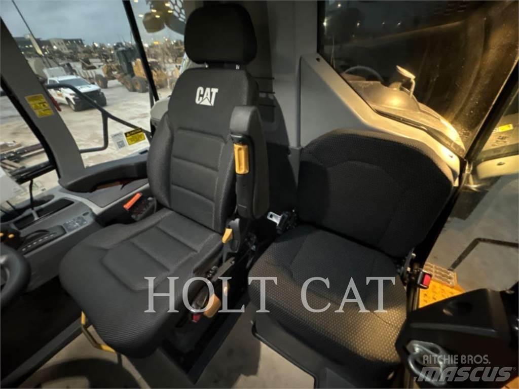 CAT W00 740GC 탱커 트럭