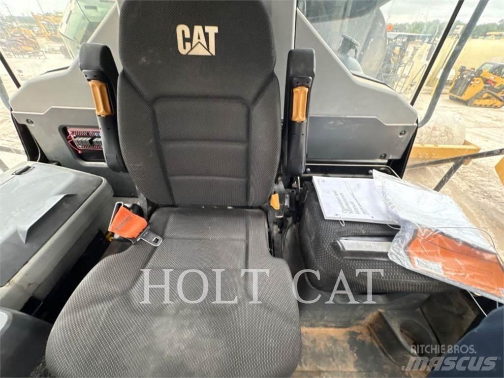 CAT W00 740GC 탱커 트럭