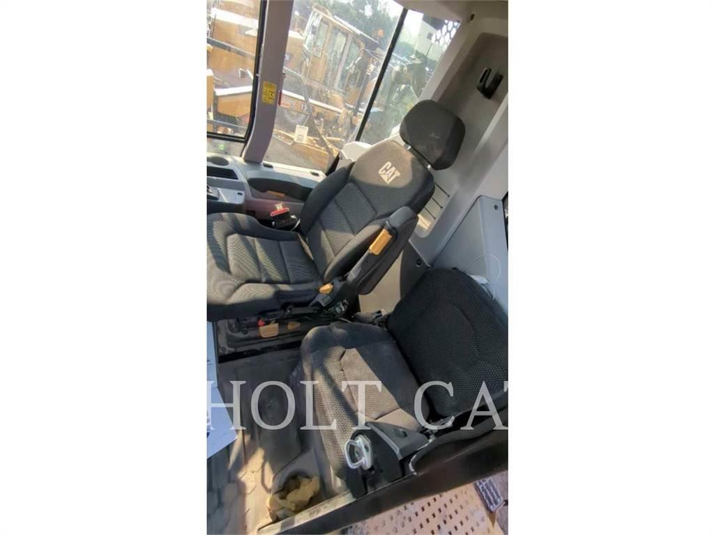 CAT W00 740GC 탱커 트럭