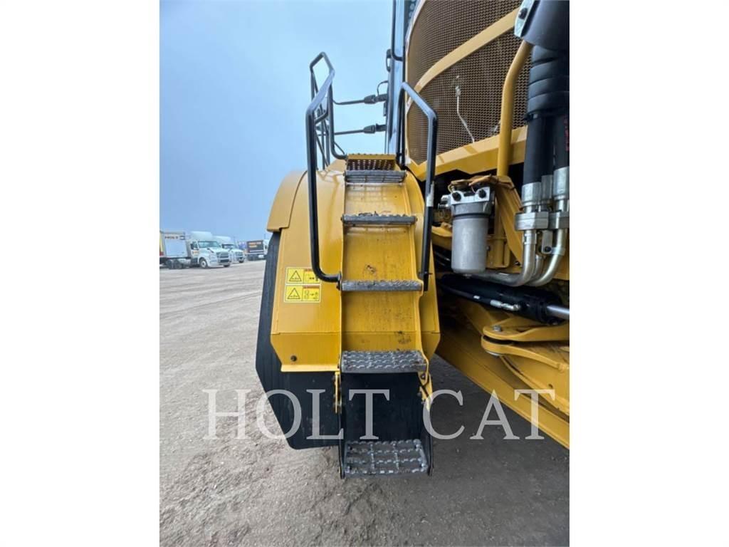 CAT W00 740GC 탱커 트럭