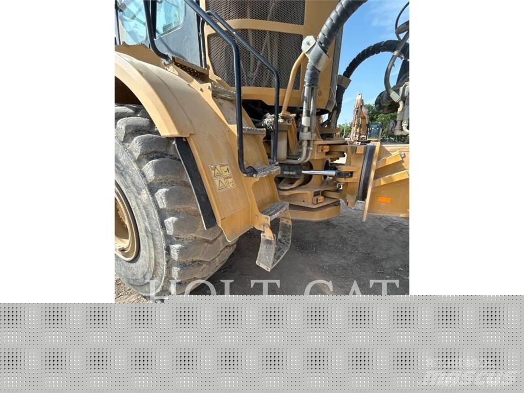 CAT W00 740GC 탱커 트럭