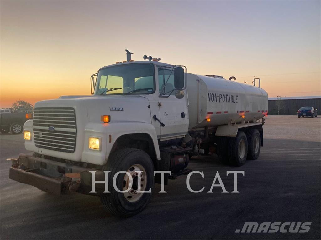 Ford L8000 탱커 트럭
