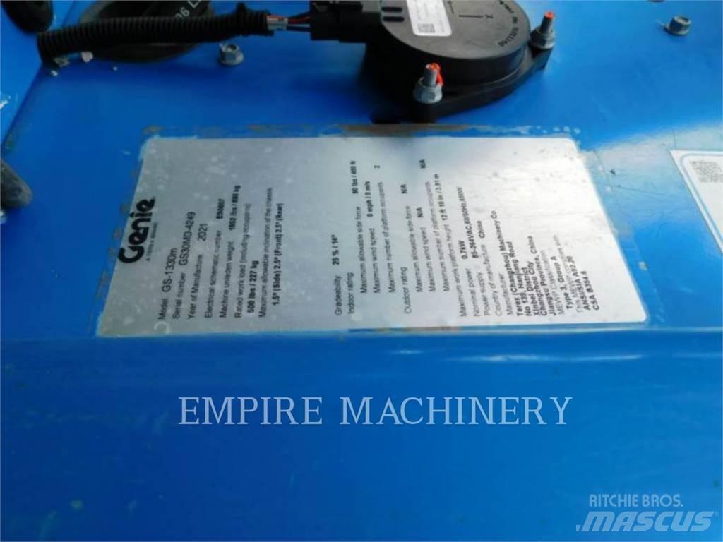 Genie GS1330 관절형 전동이동 리프트