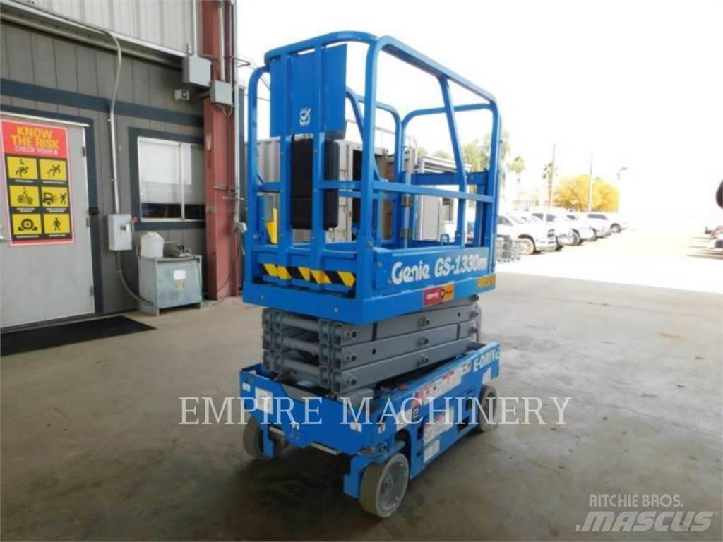 Genie GS1330 관절형 전동이동 리프트