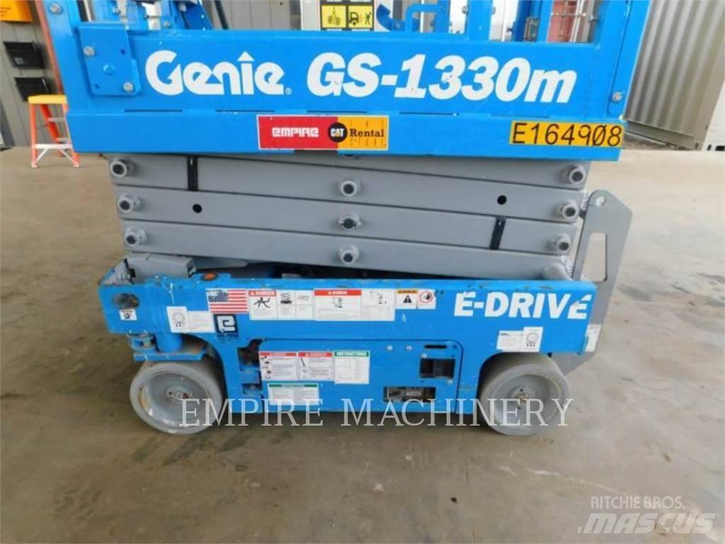 Genie GS1330 관절형 전동이동 리프트