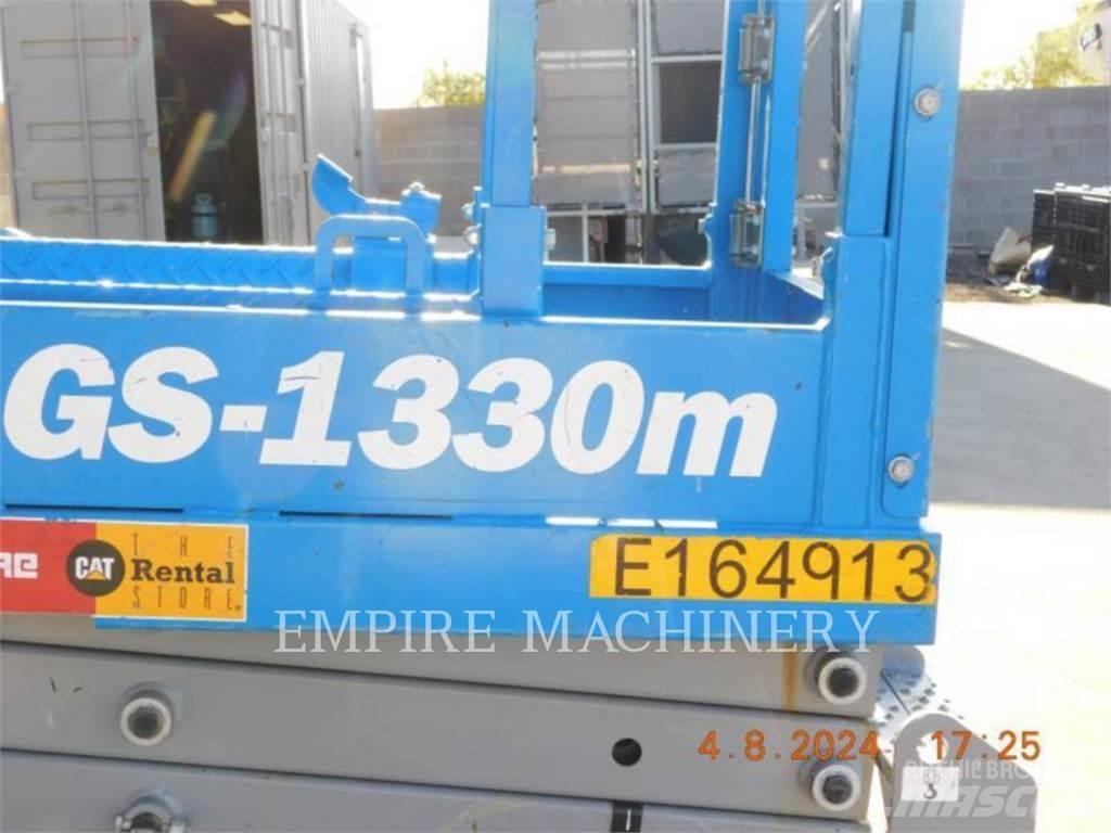Genie GS1330 관절형 전동이동 리프트