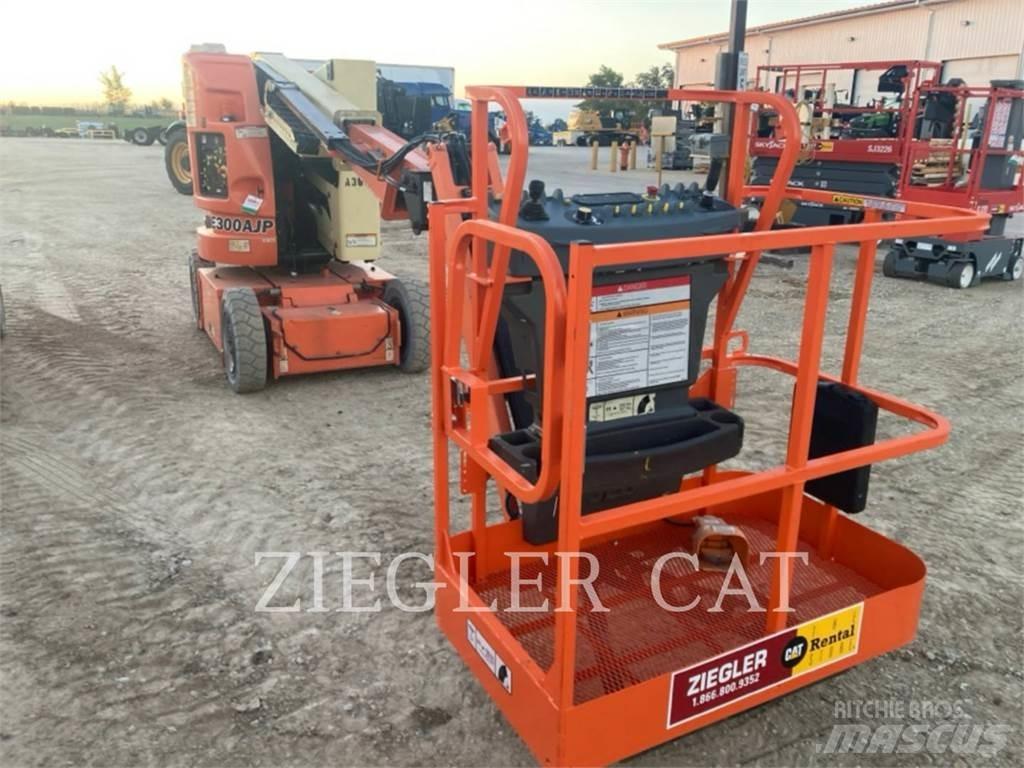 JLG E300AJP 관절형 전동이동 리프트