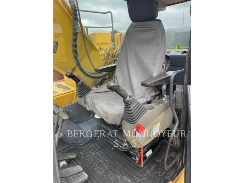 Komatsu HB215 대형 굴삭기 29톤 이상