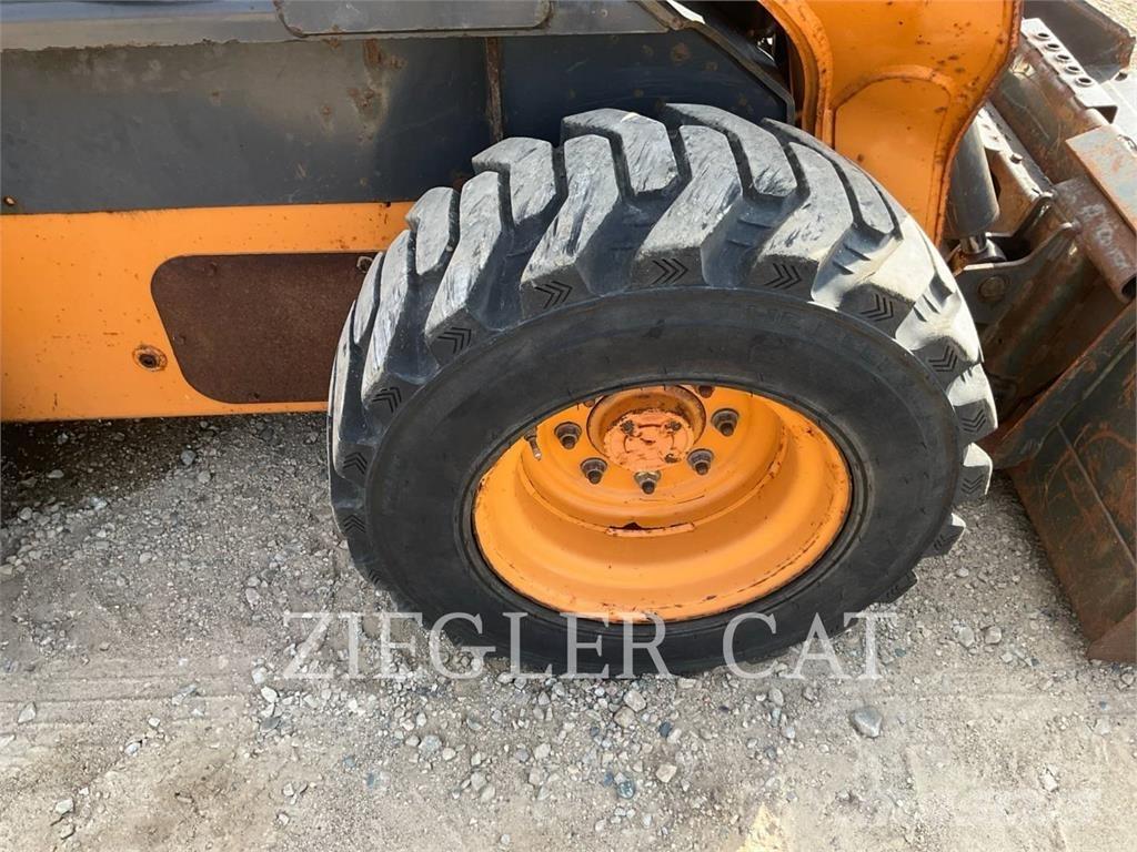 New Holland SV250  스키드로더
