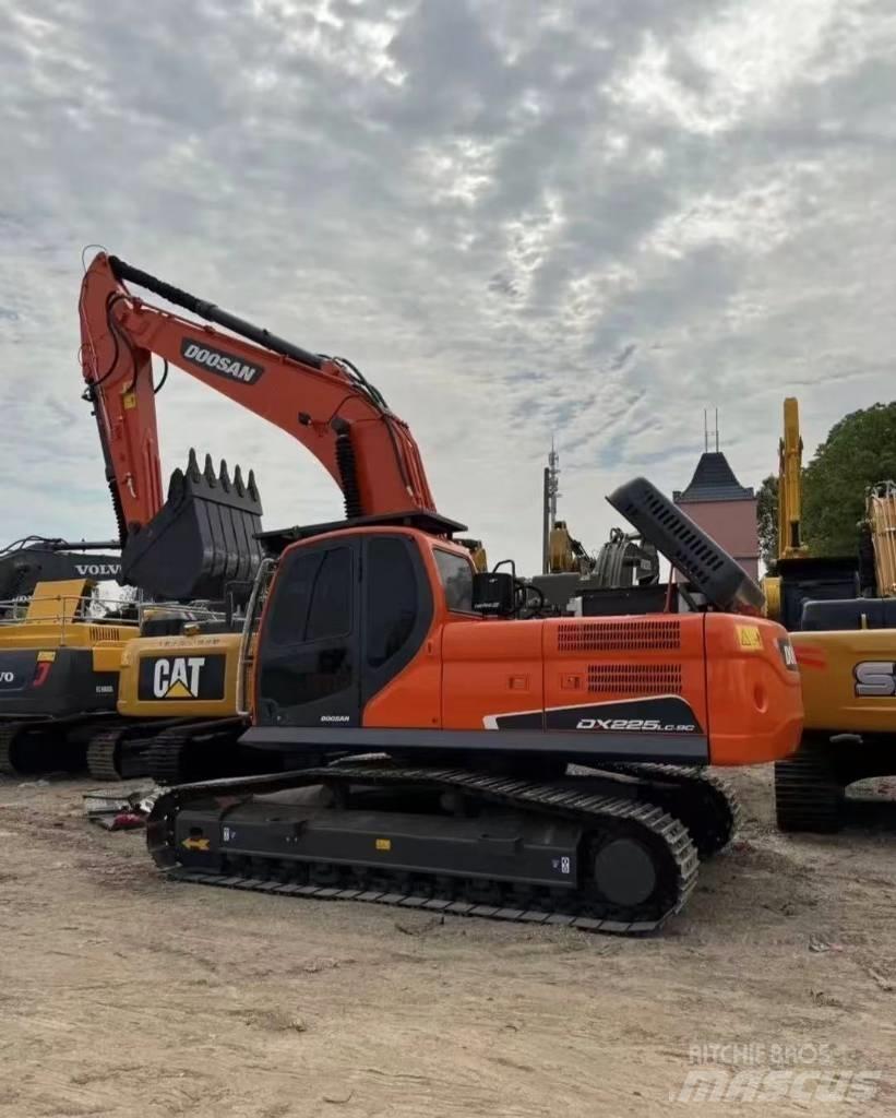 Doosan DX 225 대형 굴삭기 29톤 이상