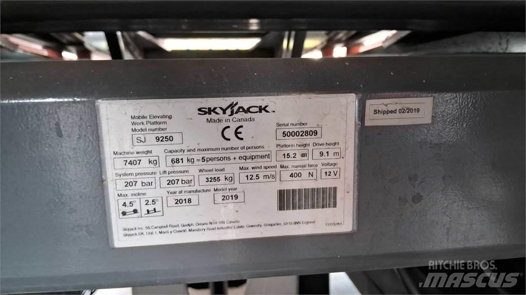 SkyJack 9250RT 가위형 리프트