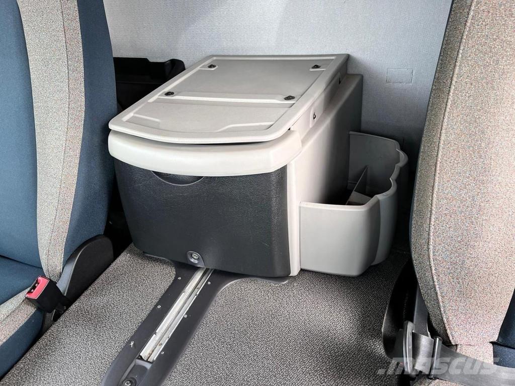 Volvo FL210 탑차 트럭